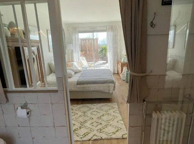 De Charme Le Clos De La Fontaine Piscine & Penzion 4*